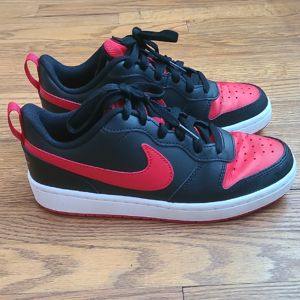 Nike Kids Black and Red Low-Top Sneakers with White Midsole